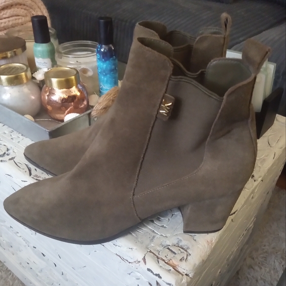 🆕⭐ Michael Kors Olive green suede booties - Picture 6 of 11
